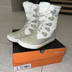 Girls snow boots size 4. Merrell.